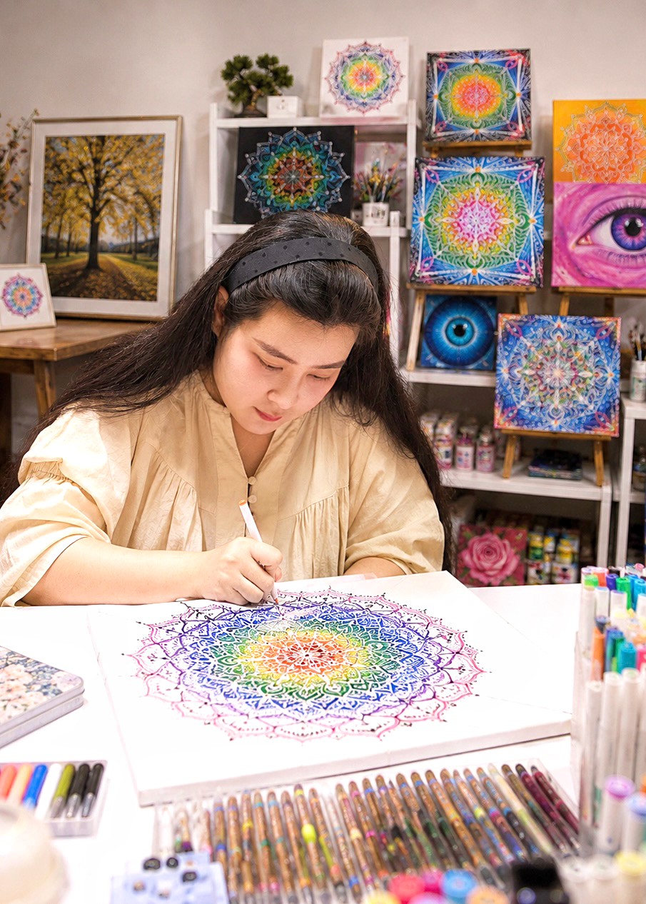 Iris đang vẽ mandala